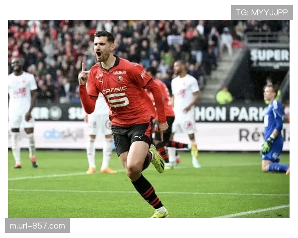 泰里耶头球扳平瞬间，勒沃库森客场反应速度